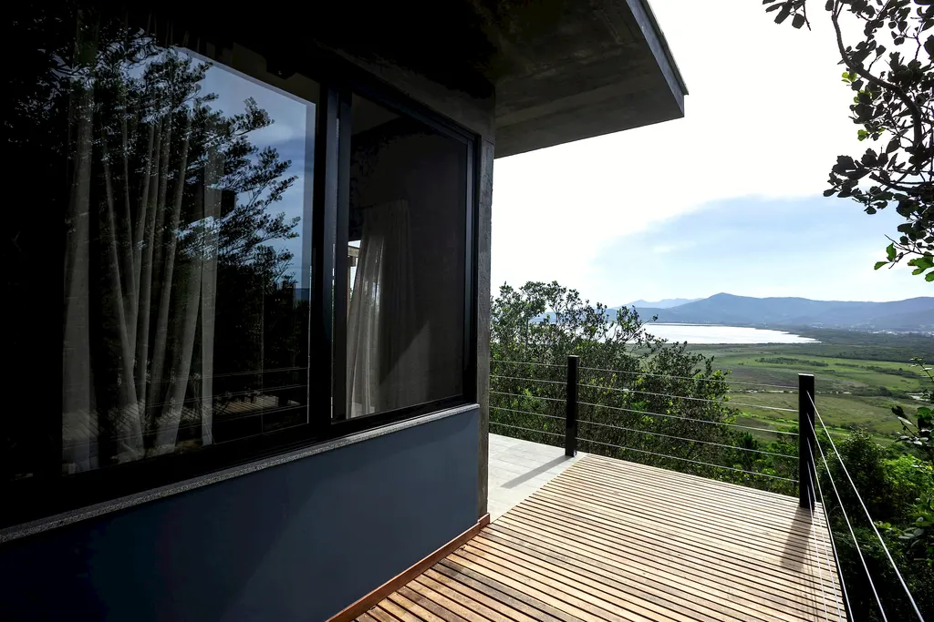 Deck do Espaço Bosque com janela ampla e vista para a lagoa
