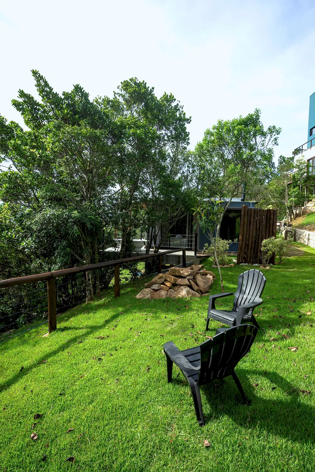 Jardim do Espaço Bosque com cadeira de descanso entre a mata nativa
