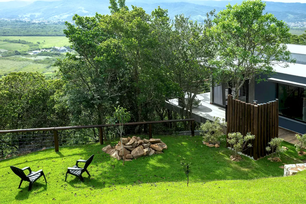 Gramado com cadeiras e vista para o vale e a serra