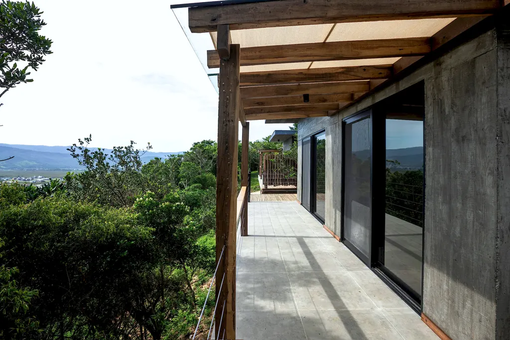 Deck coberto com pergolado e vista para a serra de Garopaba