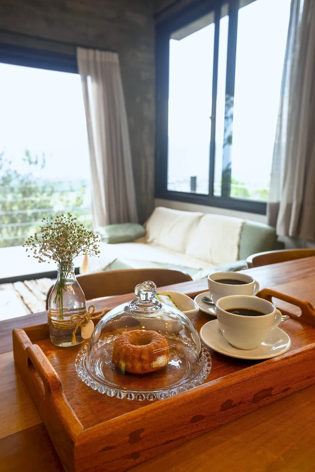 Café da manhã na mesa com xícaras e flores no Espaço Bosque