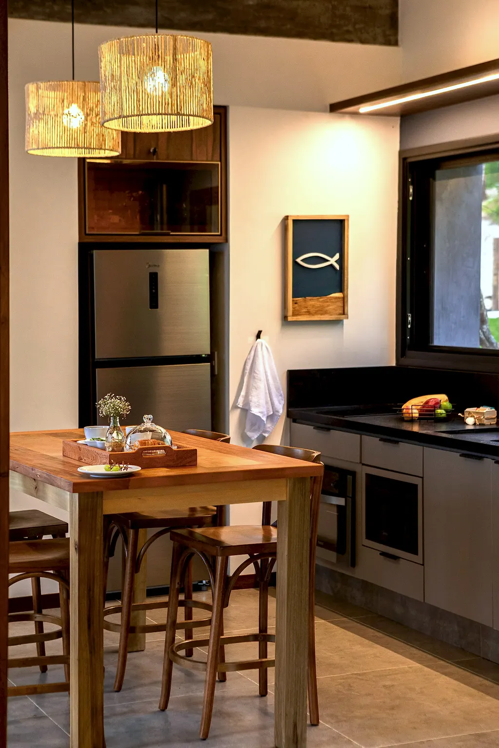 Mesa de madeira com café e cozinha equipada