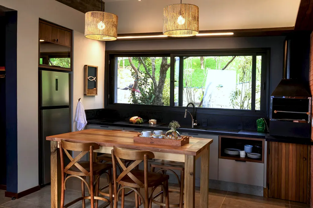 Cozinha completa do Espaço Bosque com bancada, geladeira e churrasqueira
