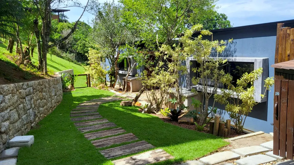 Caminho de jardim entre a mata até a casa azul do Espaço Lagoa