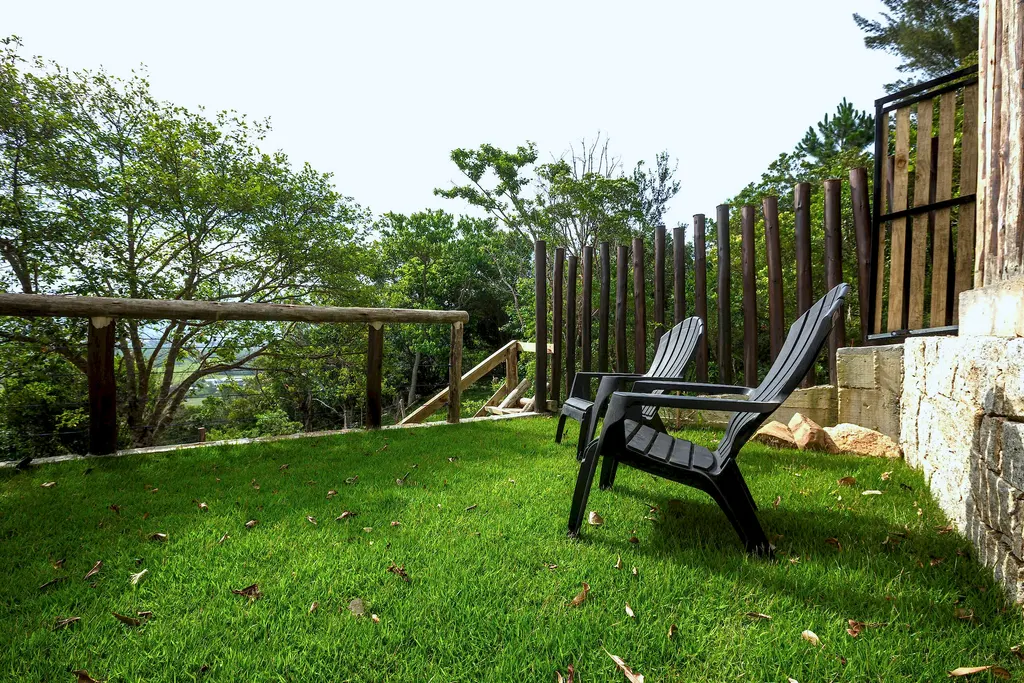 Jardim gramado com cadeiras de descanso no Espaço Lagoa