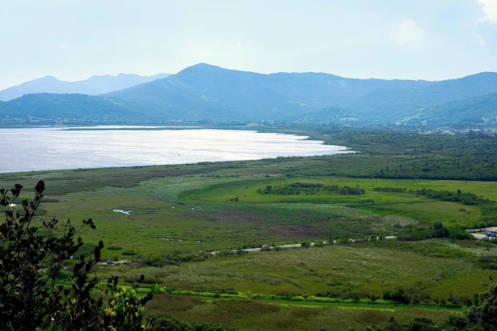 Vista panorâmica da lagoa, do banhado e das montanhas a partir do refúgio