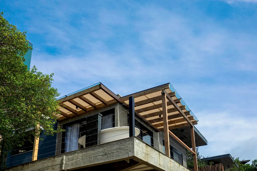 Arquitetura do Espaço Lagoa vista de baixo, com céu azul e pergolado